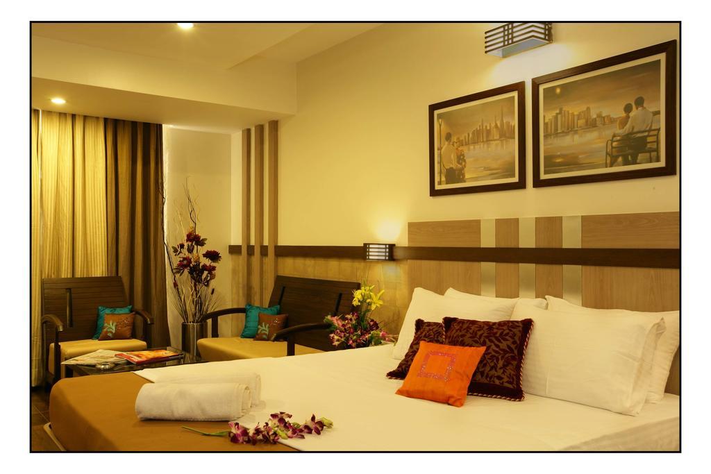 Hotel Utsav Deluxe Pune Esterno foto