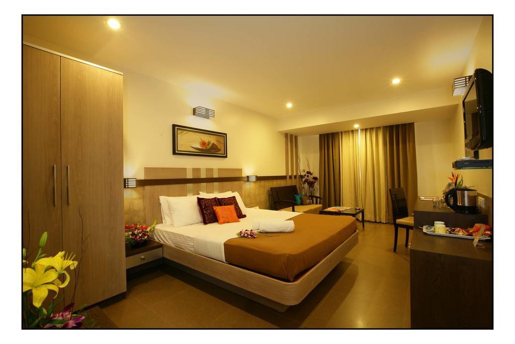 Hotel Utsav Deluxe Pune Esterno foto