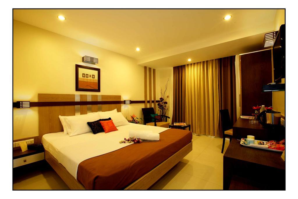 Hotel Utsav Deluxe Pune Esterno foto