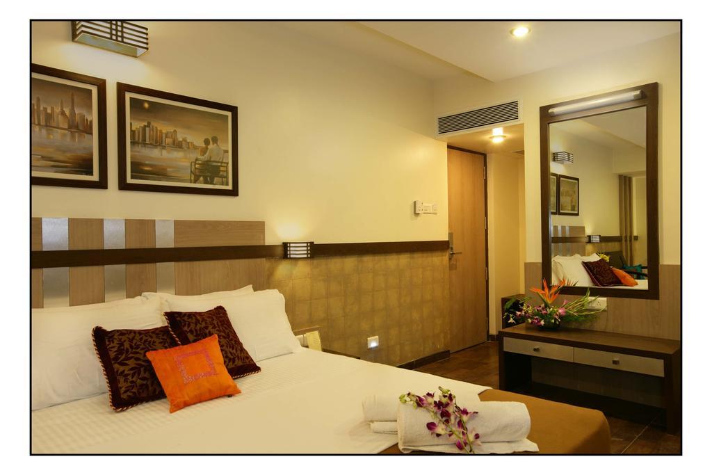 Hotel Utsav Deluxe Pune Esterno foto