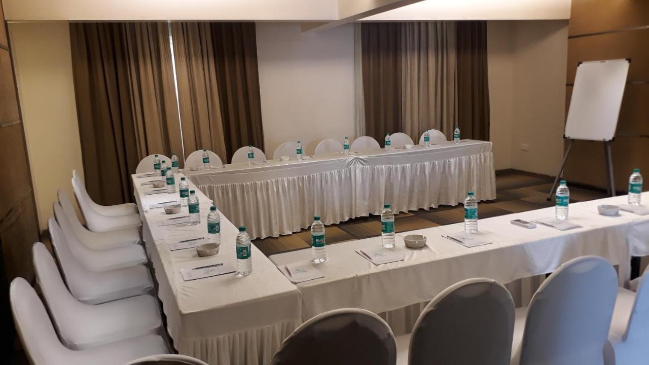 Hotel Utsav Deluxe Pune Esterno foto
