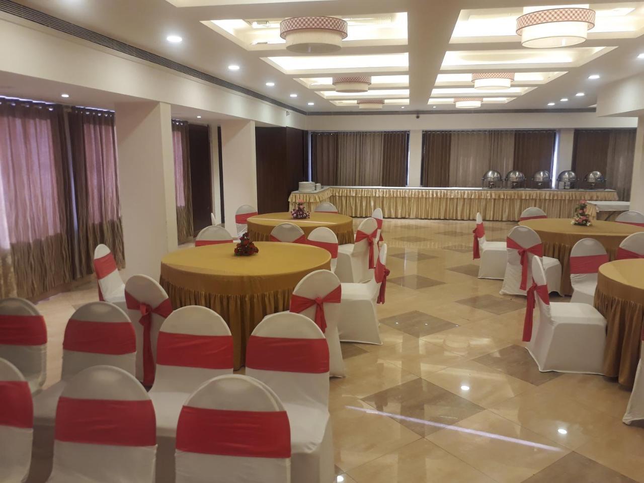 Hotel Utsav Deluxe Pune Esterno foto