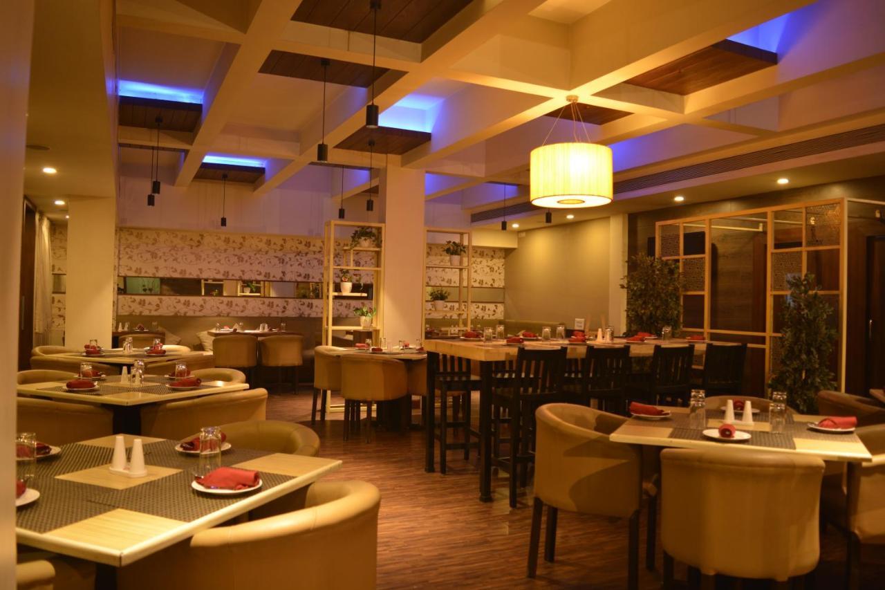 Hotel Utsav Deluxe Pune Esterno foto