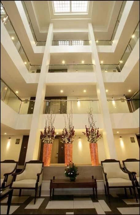 Hotel Utsav Deluxe Pune Esterno foto