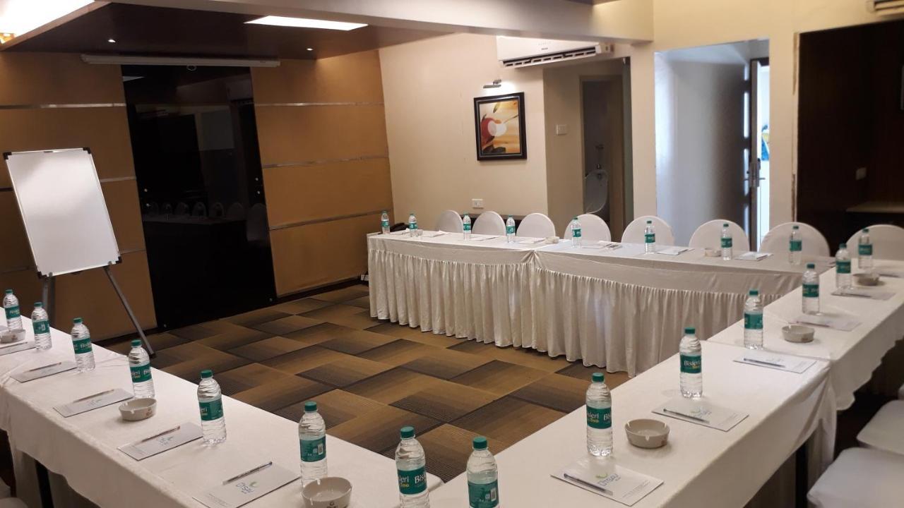 Hotel Utsav Deluxe Pune Esterno foto