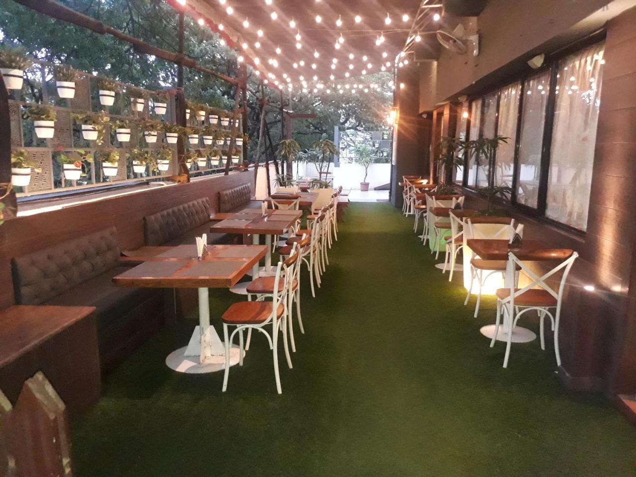 Hotel Utsav Deluxe Pune Esterno foto
