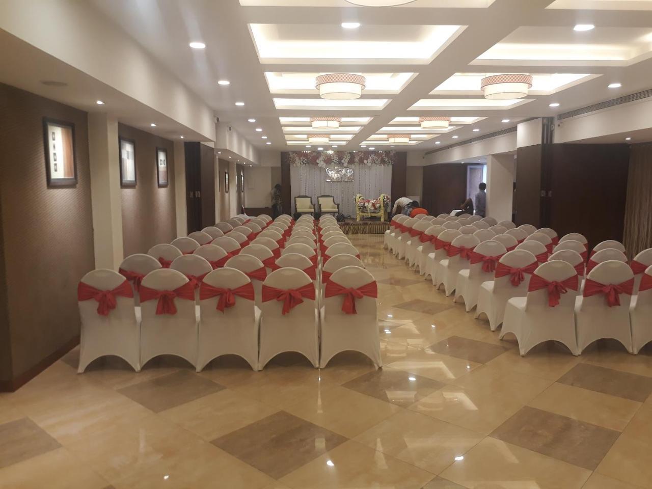 Hotel Utsav Deluxe Pune Esterno foto