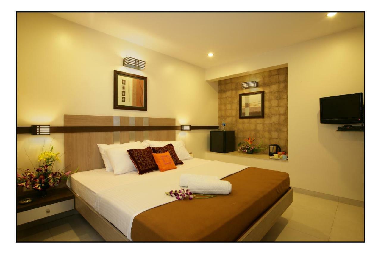 Hotel Utsav Deluxe Pune Esterno foto