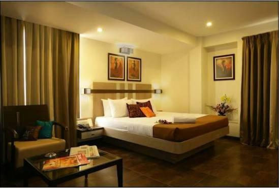 Hotel Utsav Deluxe Pune Esterno foto